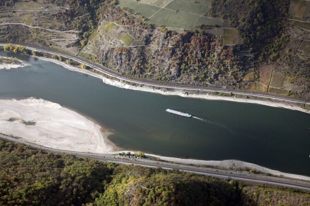 Kaub von oben - Uferbereiche mit durch Niedrig- Wasser- Pegel freigelegtem Flußbett im Rhein in Kaub im Bundesland Rheinland-Pfalz, Deutschland