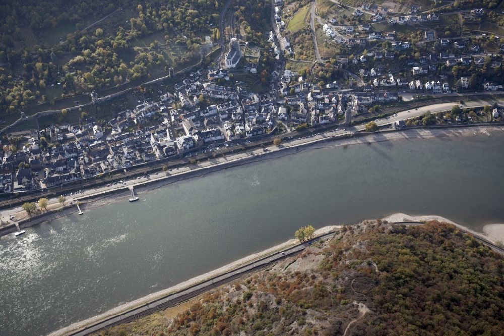 Oberwesel von oben - Uferbereiche mit durch Niedrig- Wasser- Pegel freigelegtem Flußbett im Rhein in Oberwesel im Bundesland Rheinland-Pfalz, Deutschland