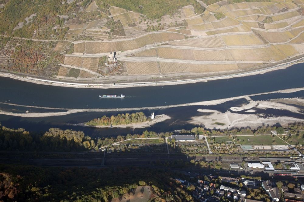 Luftaufnahme Rüdesheim am Rhein - Uferbereiche mit durch Niedrig- Wasser- Pegel freigelegtem Flußbett im Rhein in Rüdesheim am Rhein im Bundesland Hessen, Deutschland