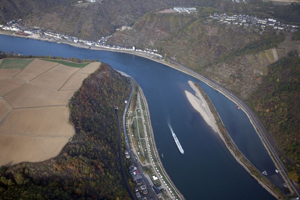 Luftaufnahme Sankt Goar - Uferbereiche mit durch Niedrig- Wasser- Pegel freigelegtem Flußbett im Rhein in Sankt Goar im Bundesland Rheinland-Pfalz, Deutschland