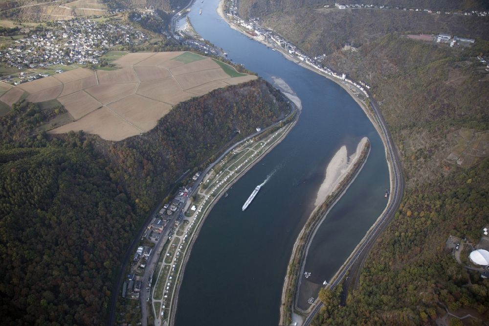 Sankt Goar von oben - Uferbereiche mit durch Niedrig- Wasser- Pegel freigelegtem Flußbett im Rhein in Sankt Goar im Bundesland Rheinland-Pfalz, Deutschland