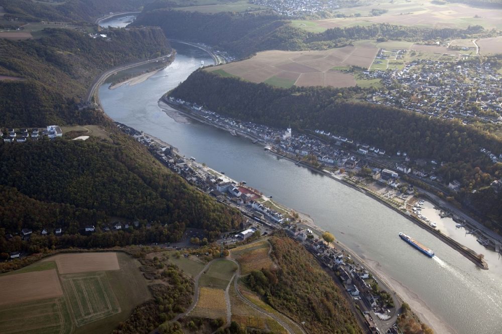 Sankt Goar von oben - Uferbereiche mit durch Niedrig- Wasser- Pegel freigelegtem Flußbett im Rhein in Sankt Goar im Bundesland Rheinland-Pfalz, Deutschland