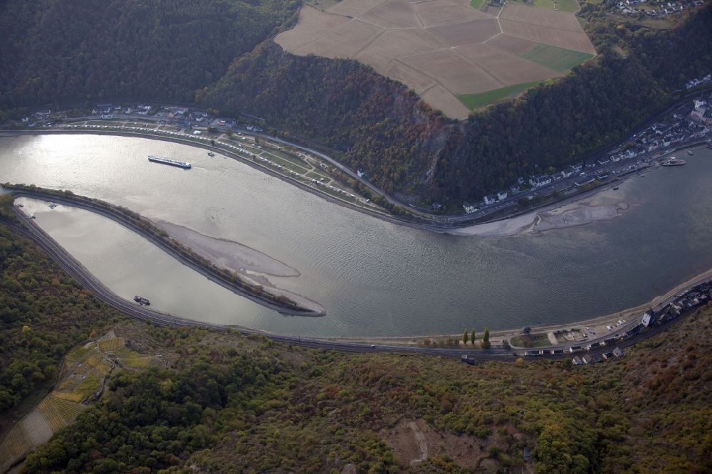 Luftaufnahme Sankt Goar - Uferbereiche mit durch Niedrig- Wasser- Pegel freigelegtem Flußbett im Rhein in Sankt Goar im Bundesland Rheinland-Pfalz, Deutschland