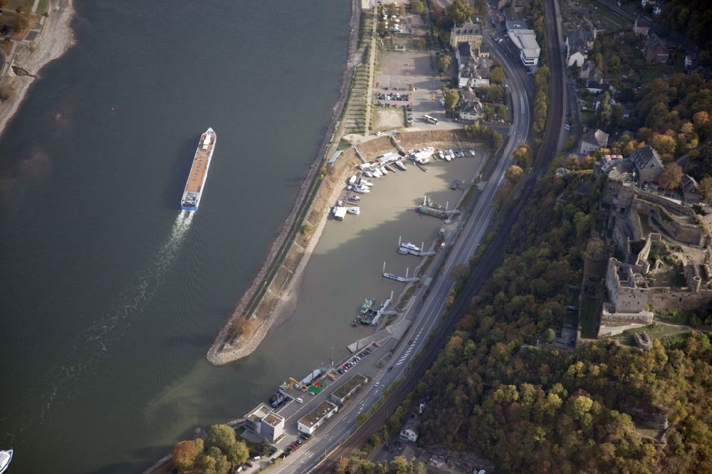 Luftbild Sankt Goar - Uferbereiche mit durch Niedrig- Wasser- Pegel freigelegtem Flußbett im Rhein in Sankt Goar im Bundesland Rheinland-Pfalz, Deutschland