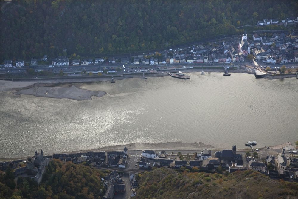Luftbild Sankt Goar - Uferbereiche mit durch Niedrig- Wasser- Pegel freigelegtem Flußbett im Rhein in Sankt Goar im Bundesland Rheinland-Pfalz, Deutschland