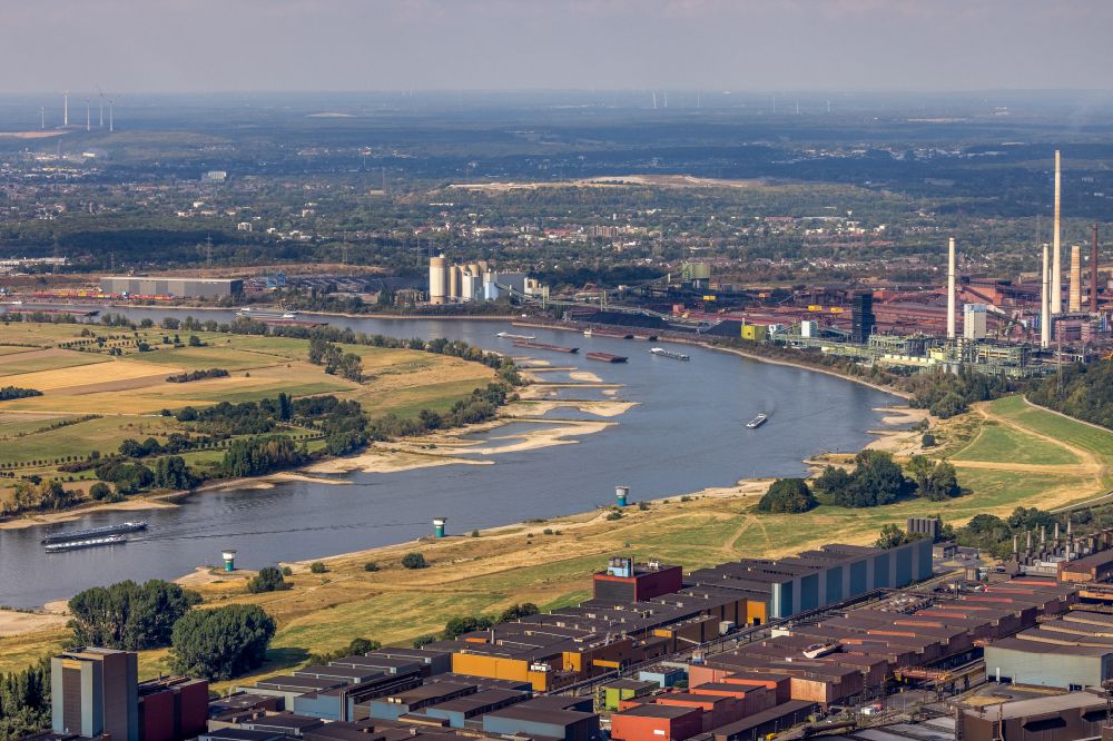 Luftbild Beeckerwerth - Uferbereiche mit durch Niedrig- Wasser- Pegel freigelegten Flußbett in Beeckerwerth im Bundesland Nordrhein-Westfalen, Deutschland