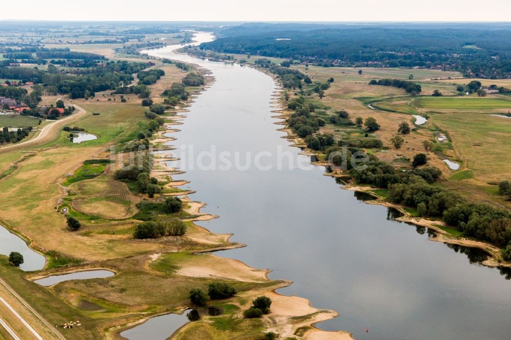 Neu Darchau von oben - Uferbereiche mit durch Niedrig- Wasser- Pegel freigelegten Flußbett der Elbe in Neu Darchau im Bundesland Niedersachsen, Deutschland