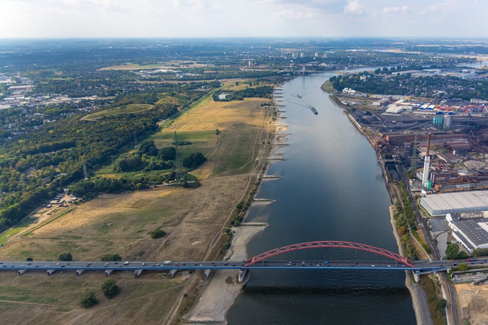 Luftbild Hochfeld - Uferbereiche mit durch Niedrig- Wasser- Pegel freigelegten Flußbett in Hochfeld im Bundesland Nordrhein-Westfalen, Deutschland