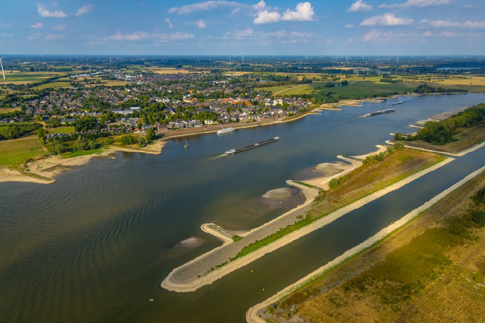 Kalkar von oben - Uferbereiche mit durch Niedrig- Wasser- Pegel freigelegten Flußbett in Kalkar im Bundesland Nordrhein-Westfalen, Deutschland