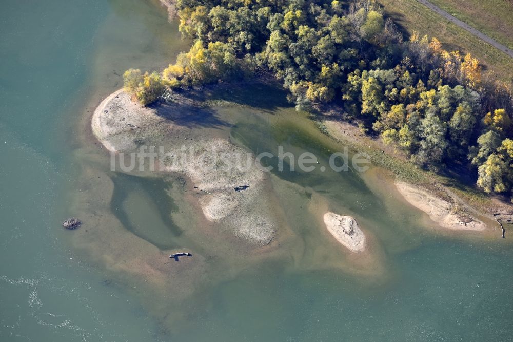 Göd von oben - Uferbereiche mit durch Niedrig- Wasser- Pegel freigelegten Flußbett in Göd in Komitat Pest, Ungarn