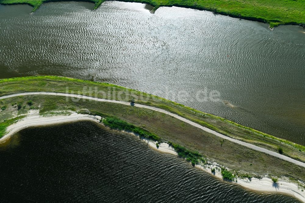 Luftbild Stolpe - Uferbereiche mit durch Niedrig- Wasser- Pegel freigelegten Flußbett der Oder in Stolpe im Bundesland Brandenburg, Deutschland
