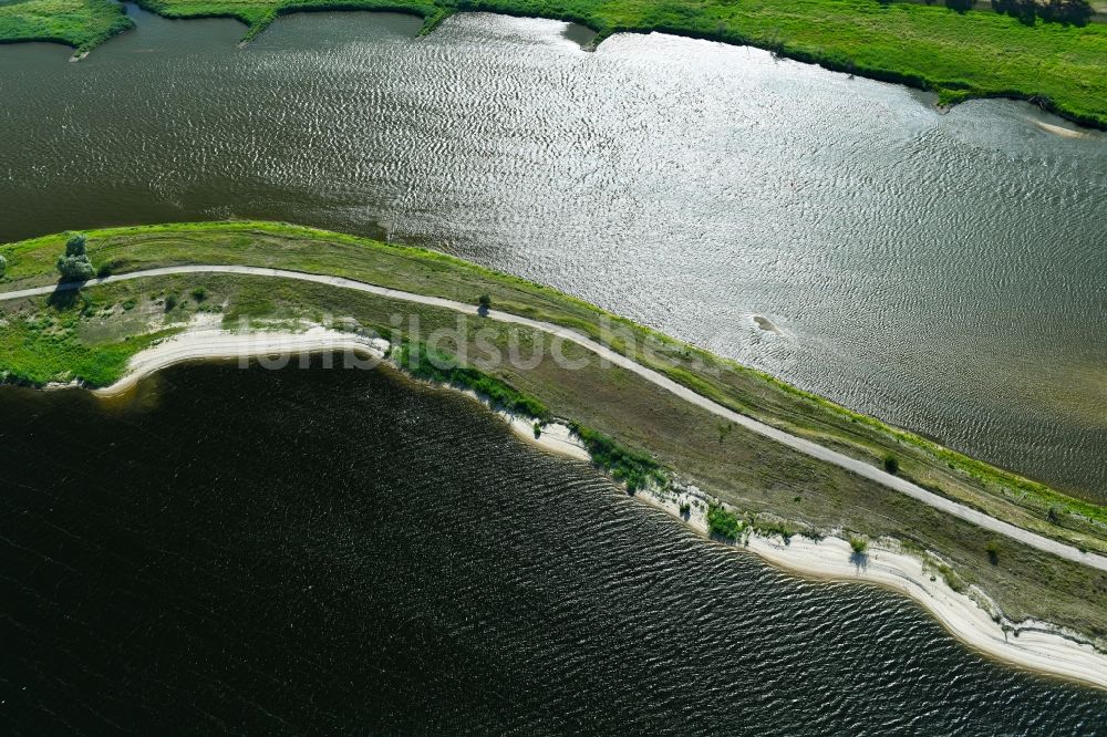 Luftaufnahme Stolpe - Uferbereiche mit durch Niedrig- Wasser- Pegel freigelegten Flußbett der Oder in Stolpe im Bundesland Brandenburg, Deutschland