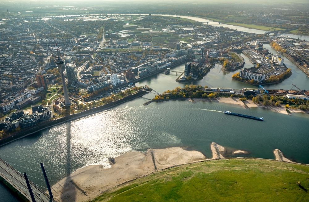 Luftaufnahme Düsseldorf - Uferbereiche mit durch Niedrig- Wasser- Pegel freigelegten Flußbett im Ortsteil Oberkassel in Düsseldorf im Bundesland Nordrhein-Westfalen, Deutschland