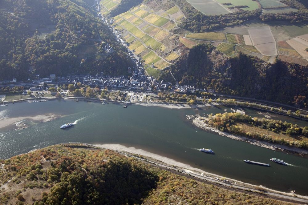 Luftbild Bacharach - Uferbereiche mit durch Niedrig- Wasser- Pegel freigelegten Flußbett im Rhein in Bacharach im Bundesland Rheinland-Pfalz, Deutschland