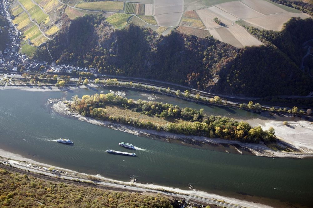 Luftaufnahme Bacharach - Uferbereiche mit durch Niedrig- Wasser- Pegel freigelegten Flußbett im Rhein in Bacharach im Bundesland Rheinland-Pfalz, Deutschland