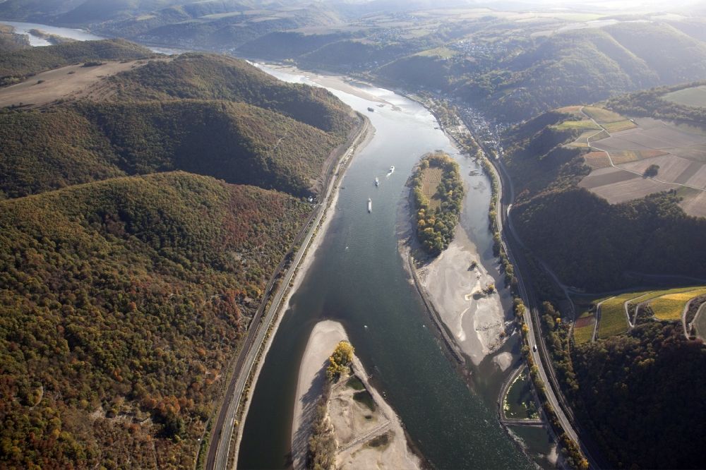 Bacharach von oben - Uferbereiche mit durch Niedrig- Wasser- Pegel freigelegten Flußbett im Rhein in Bacharach im Bundesland Rheinland-Pfalz, Deutschland