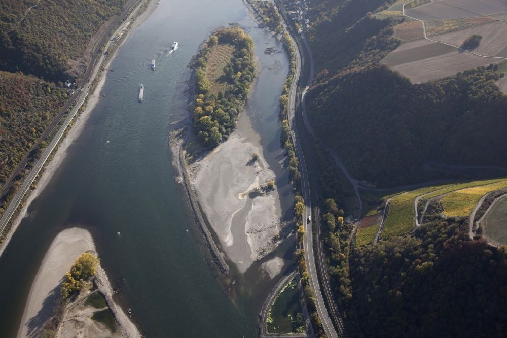 Bacharach aus der Vogelperspektive: Uferbereiche mit durch Niedrig- Wasser- Pegel freigelegten Flußbett im Rhein in Bacharach im Bundesland Rheinland-Pfalz, Deutschland