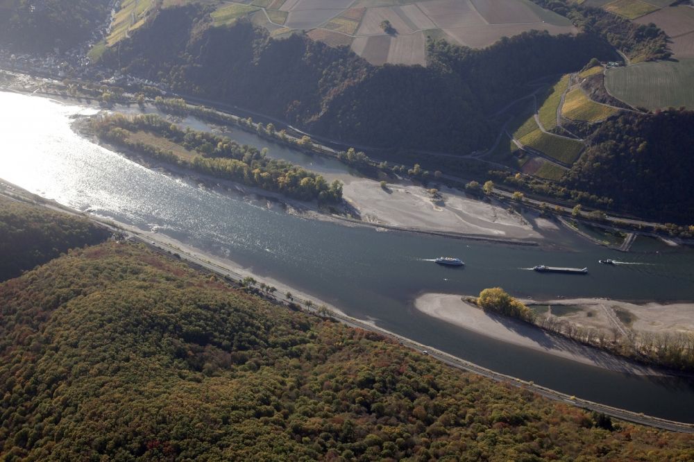 Luftaufnahme Bacharach - Uferbereiche mit durch Niedrig- Wasser- Pegel freigelegten Flußbett im Rhein in Bacharach im Bundesland Rheinland-Pfalz, Deutschland