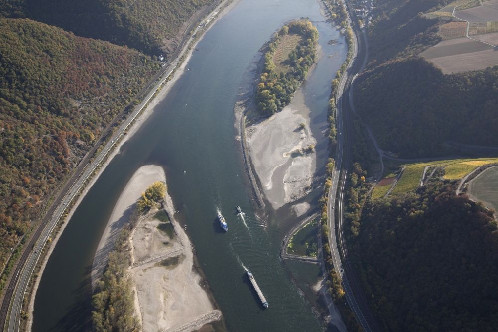 Bacharach von oben - Uferbereiche mit durch Niedrig- Wasser- Pegel freigelegten Flußbett im Rhein in Bacharach im Bundesland Rheinland-Pfalz, Deutschland