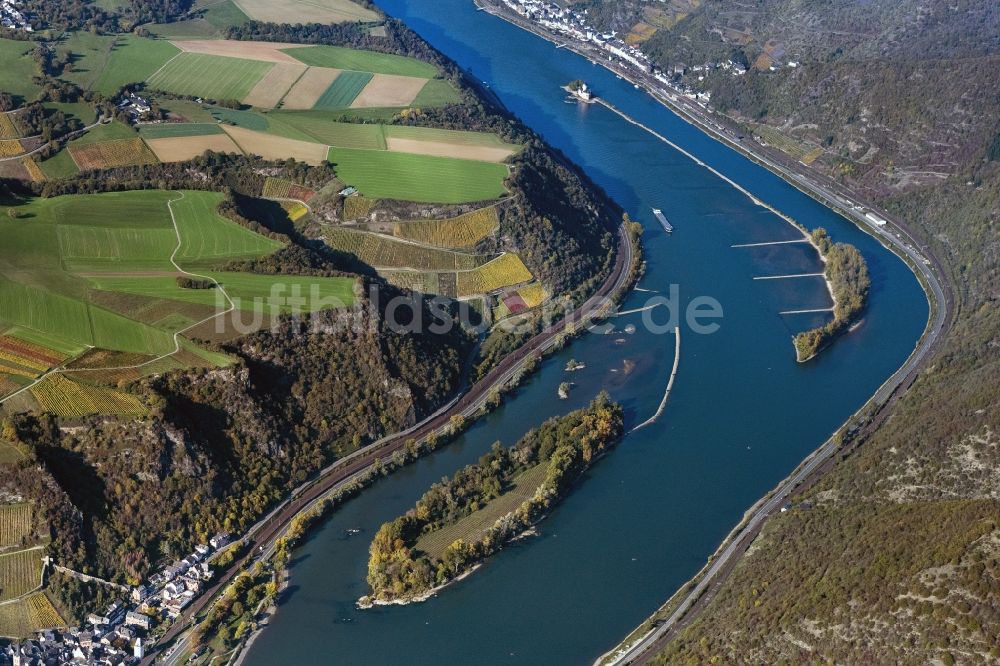 Luftbild Bacharach - Uferbereiche mit durch Niedrig- Wasser- Pegel freigelegten Flußbett im Rhein in Bacharach im Bundesland Rheinland-Pfalz, Deutschland