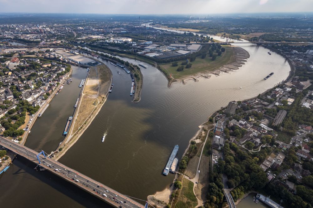 Luftbild Duisburg - Uferbereiche mit durch Niedrig- Wasser- Pegel freigelegten Flußbett des Rhein in Duisburg im Bundesland Nordrhein-Westfalen, Deutschland