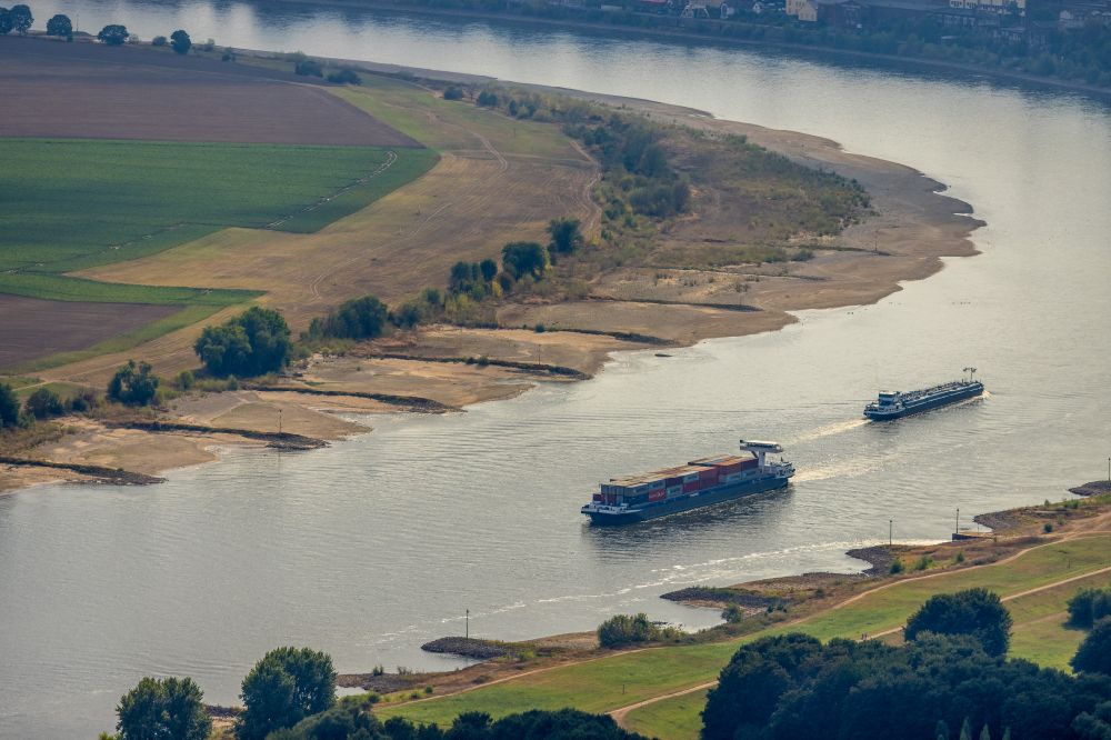 Luftaufnahme Duisburg - Uferbereiche mit durch Niedrig- Wasser- Pegel freigelegten Flußbett des Rhein in Duisburg im Bundesland Nordrhein-Westfalen, Deutschland