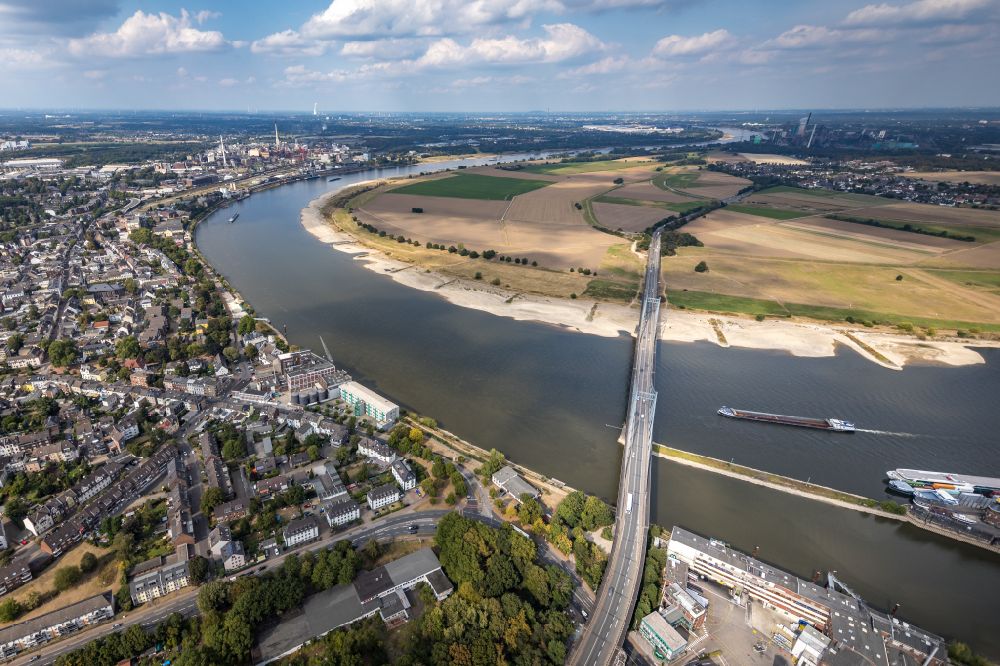 Luftbild Krefeld - Uferbereiche mit durch Niedrig- Wasser- Pegel freigelegten Flußbett des Rhein in Krefeld im Bundesland Nordrhein-Westfalen, Deutschland