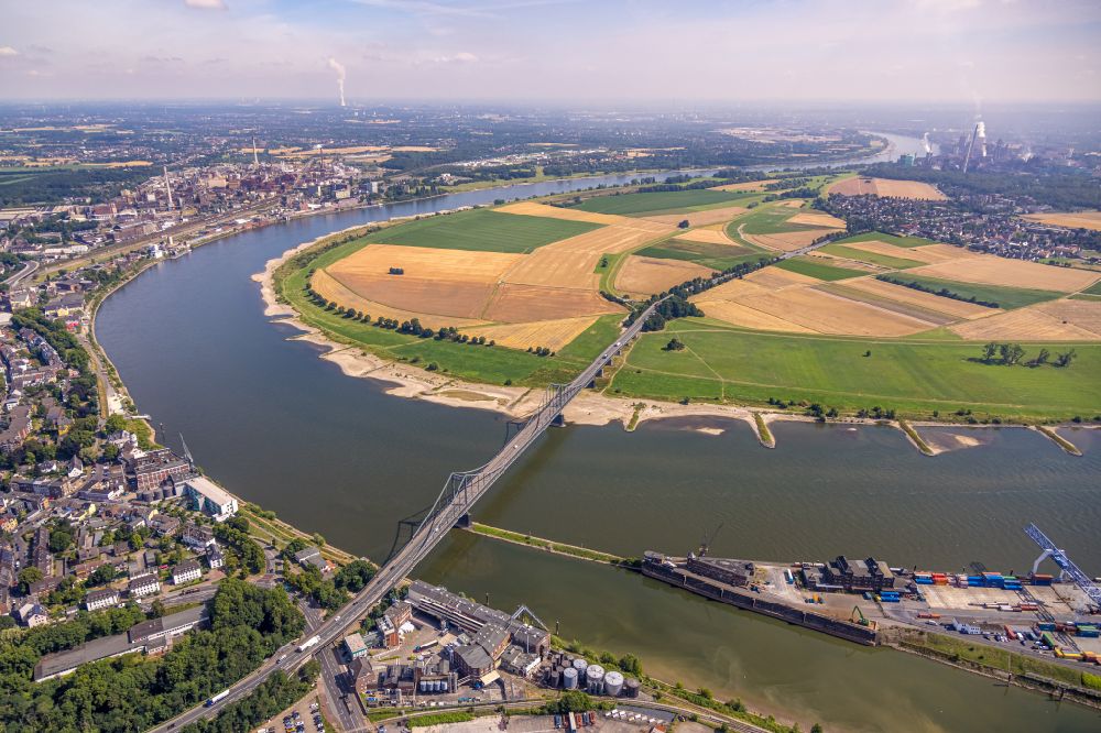 Luftaufnahme Krefeld - Uferbereiche mit durch Niedrig- Wasser- Pegel freigelegten Flußbett des Rhein in Krefeld im Bundesland Nordrhein-Westfalen, Deutschland