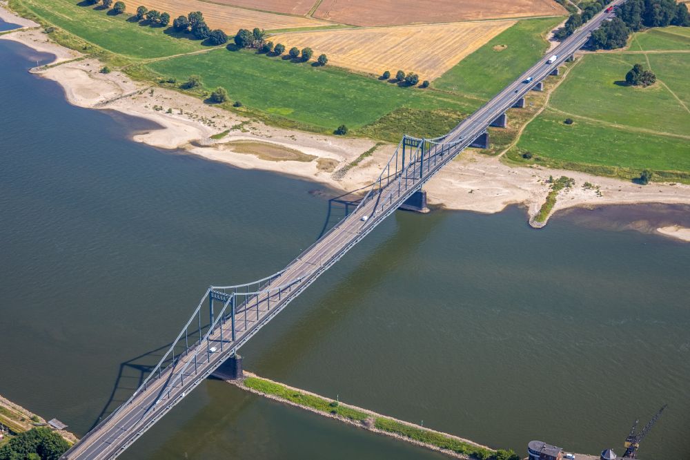 Krefeld von oben - Uferbereiche mit durch Niedrig- Wasser- Pegel freigelegten Flußbett des Rhein in Krefeld im Bundesland Nordrhein-Westfalen, Deutschland