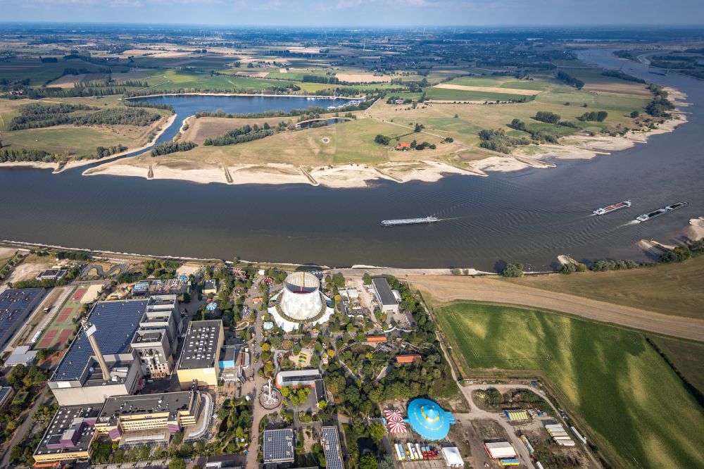 Luftbild Rees - Uferbereiche mit durch Niedrig- Wasser- Pegel freigelegten Flußbett des Rhein in Rees im Bundesland Nordrhein-Westfalen, Deutschland