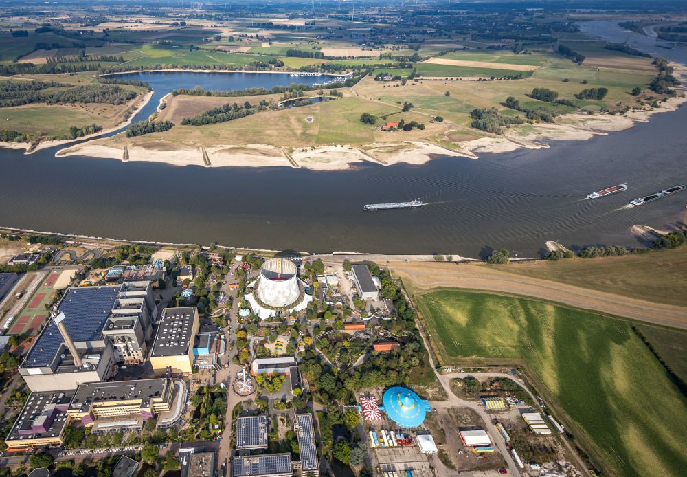Luftaufnahme Rees - Uferbereiche mit durch Niedrig- Wasser- Pegel freigelegten Flußbett des Rhein in Rees im Bundesland Nordrhein-Westfalen, Deutschland