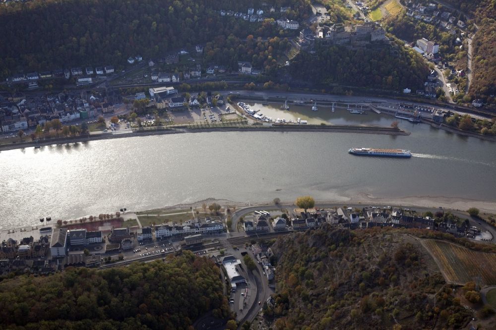 Luftaufnahme Sankt Goar - Uferbereiche mit durch Niedrig- Wasser- Pegel freigelegten Flußbett im Rhein in Sankt Goar im Bundesland Rheinland-Pfalz, Deutschland