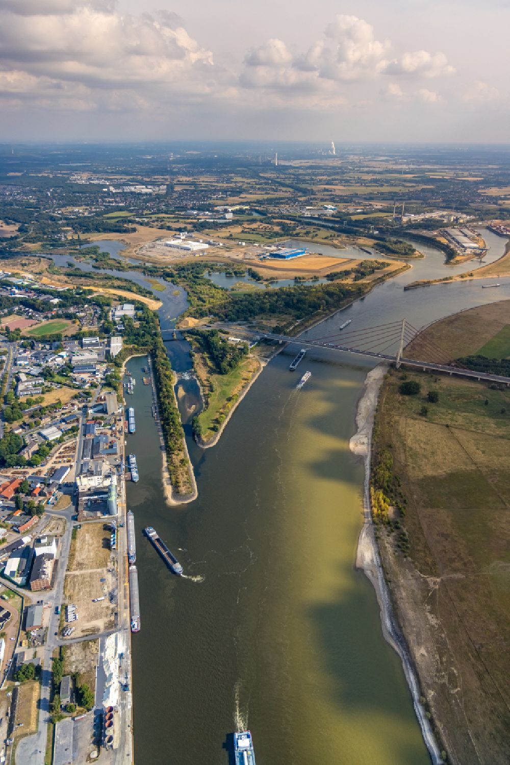 Luftbild Wesel - Uferbereiche mit durch Niedrig- Wasser- Pegel freigelegten Flußbett des Rhein in Wesel im Bundesland Nordrhein-Westfalen, Deutschland