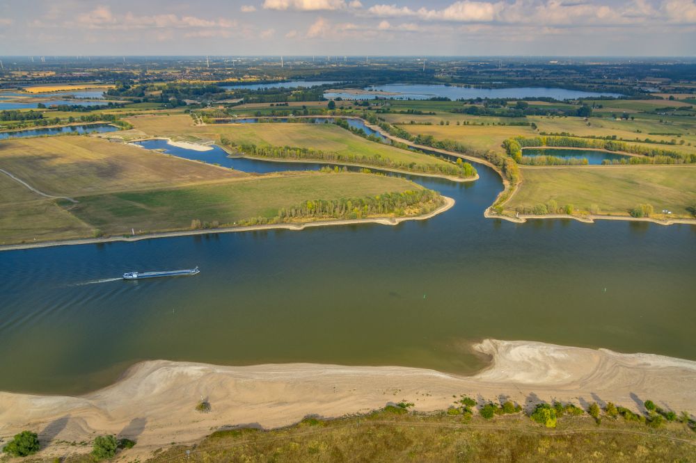 Wardt aus der Vogelperspektive: Uferbereiche mit durch Niedrig- Wasser- Pegel freigelegten Flußbett in Wardt im Bundesland Nordrhein-Westfalen, Deutschland