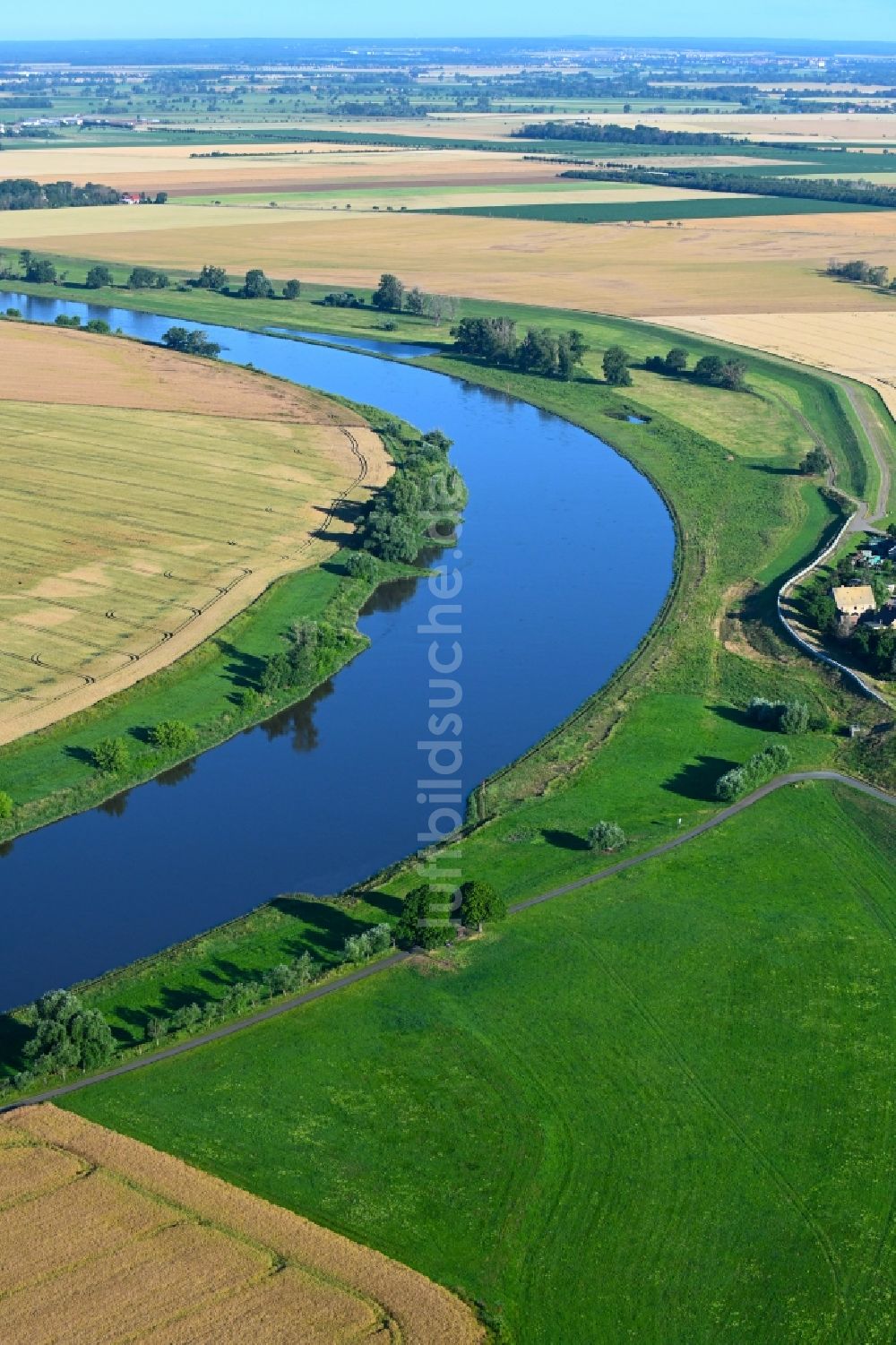 Stehla aus der Vogelperspektive: Uferbereiche am Elbe - Flußverlauf in Stehla im Bundesland Sachsen, Deutschland