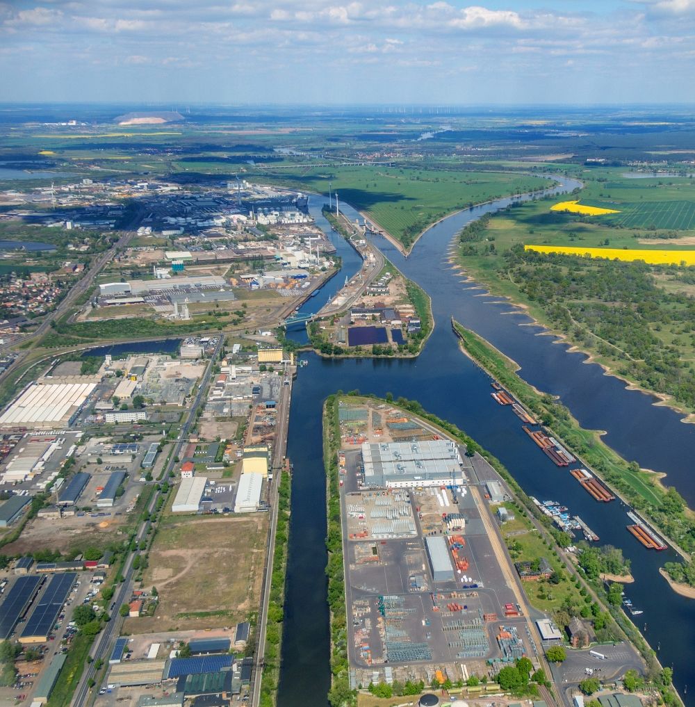 Magdeburg aus der Vogelperspektive: Uferbereiche der Elbe am Industriehafen Flußverlauf in Magdeburg im Bundesland Sachsen-Anhalt, Deutschland