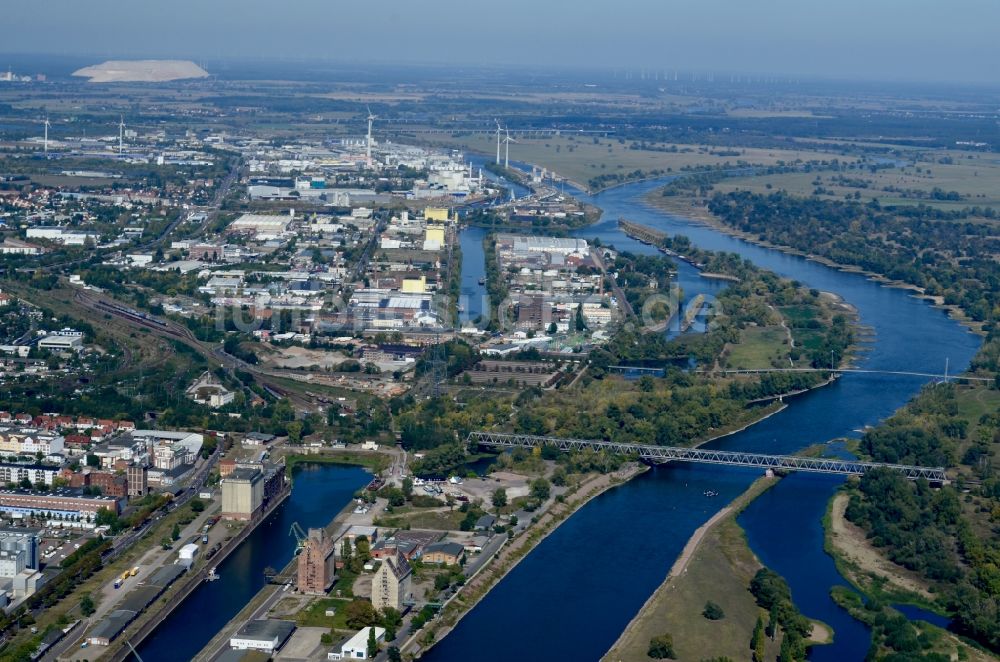 Luftbild Magdeburg - Uferbereiche der Elbe am Industriehafen Flußverlauf in Magdeburg im Bundesland Sachsen-Anhalt, Deutschland