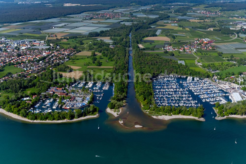 Luftaufnahme Langenargen - Uferbereiche entlang der Fluss- Mündung der Argen mit Boothäfen in den Bodensee in Langenargen im Bundesland Baden-Württemberg, Deutschland
