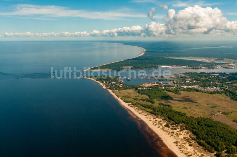 Riga aus der Vogelperspektive: Uferbereiche entlang der Fluß- Mündung der Düna in Riga in Lettland