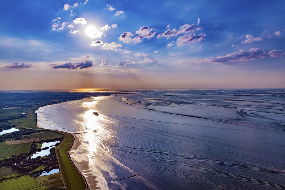 Cuxhaven aus der Vogelperspektive: Uferbereiche entlang der Fluß- Mündung der Elbe im Sonnenuntergang in Cuxhaven im Bundesland Niedersachsen