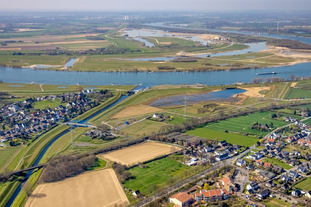 Eppinghoven aus der Vogelperspektive: Uferbereiche entlang der Fluss- Mündung der Emscher in den Rhein in Dinslaken im Bundesland Nordrhein-Westfalen, Deutschland