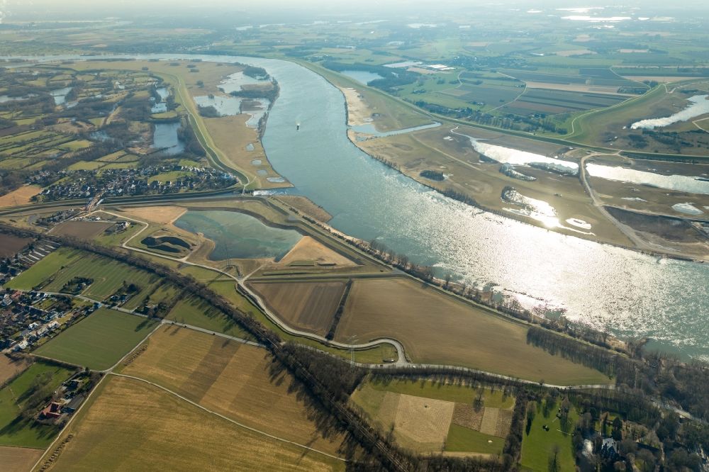 Luftbild Dinslaken - Uferbereiche entlang der Fluß- Mündung der Emscher in den Rhein im Ortsteil Eppinghoven in Dinslaken im Bundesland Nordrhein-Westfalen, Deutschland