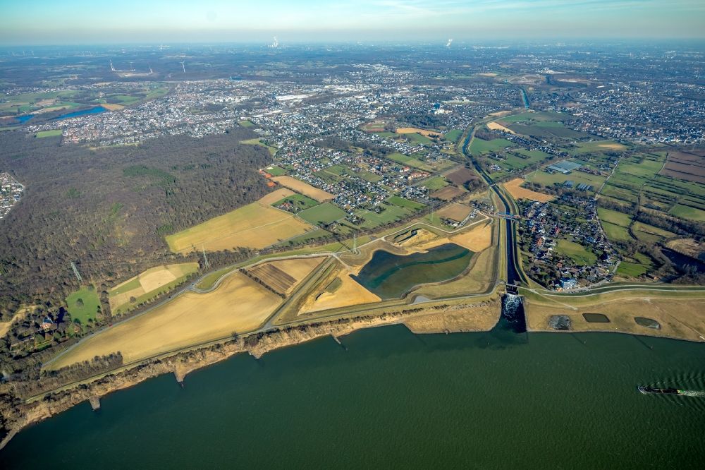 Luftaufnahme Dinslaken - Uferbereiche entlang der Fluß- Mündung der Emscher in den Rhein im Ortsteil Eppinghoven in Dinslaken im Bundesland Nordrhein-Westfalen, Deutschland