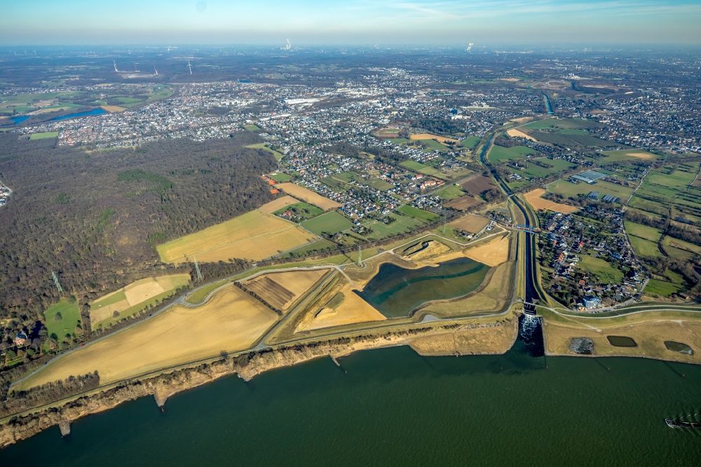 Dinslaken von oben - Uferbereiche entlang der Fluß- Mündung der Emscher in den Rhein im Ortsteil Eppinghoven in Dinslaken im Bundesland Nordrhein-Westfalen, Deutschland