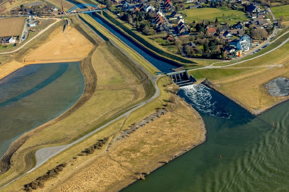 Luftbild Dinslaken - Uferbereiche entlang der Fluß- Mündung der Emscher in den Rhein im Ortsteil Eppinghoven in Dinslaken im Bundesland Nordrhein-Westfalen, Deutschland