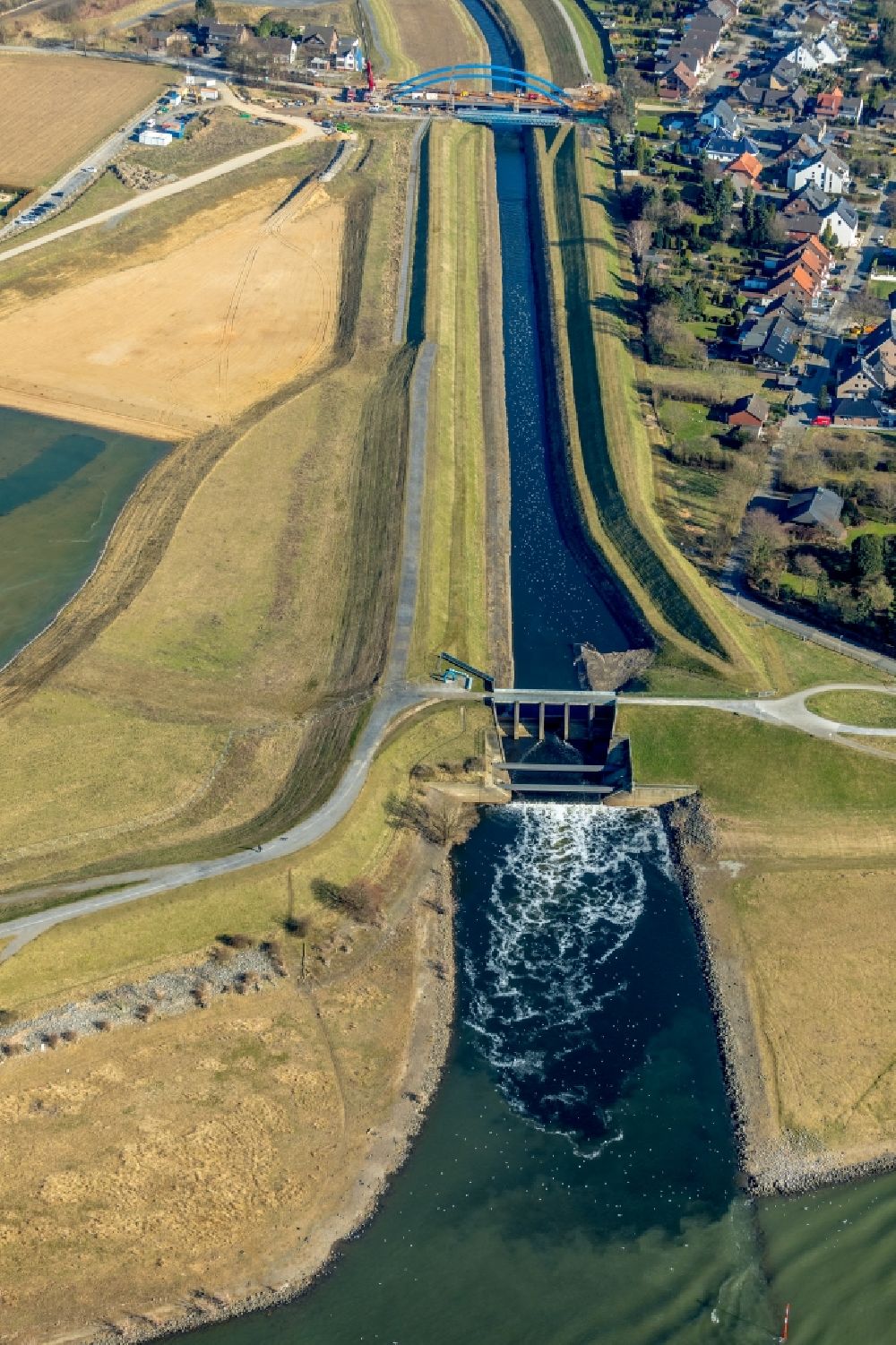 Luftaufnahme Dinslaken - Uferbereiche entlang der Fluß- Mündung der Emscher in den Rhein im Ortsteil Eppinghoven in Dinslaken im Bundesland Nordrhein-Westfalen, Deutschland