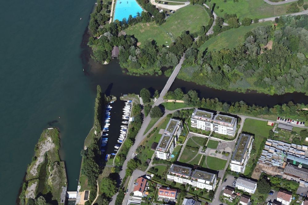 Augst von oben - Uferbereiche entlang der Fluß- Mündung der Ergolz in den Rhein in Augst im Kanton Basel-Landschaft, Schweiz