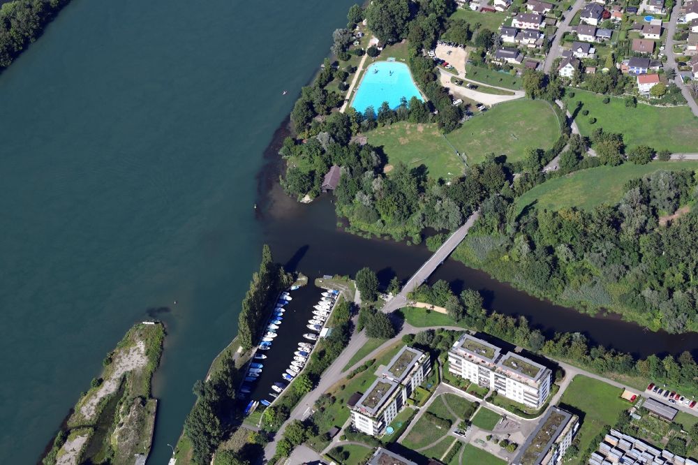 Augst aus der Vogelperspektive: Uferbereiche entlang der Fluß- Mündung der Ergolz in den Rhein in Augst im Kanton Basel-Landschaft, Schweiz
