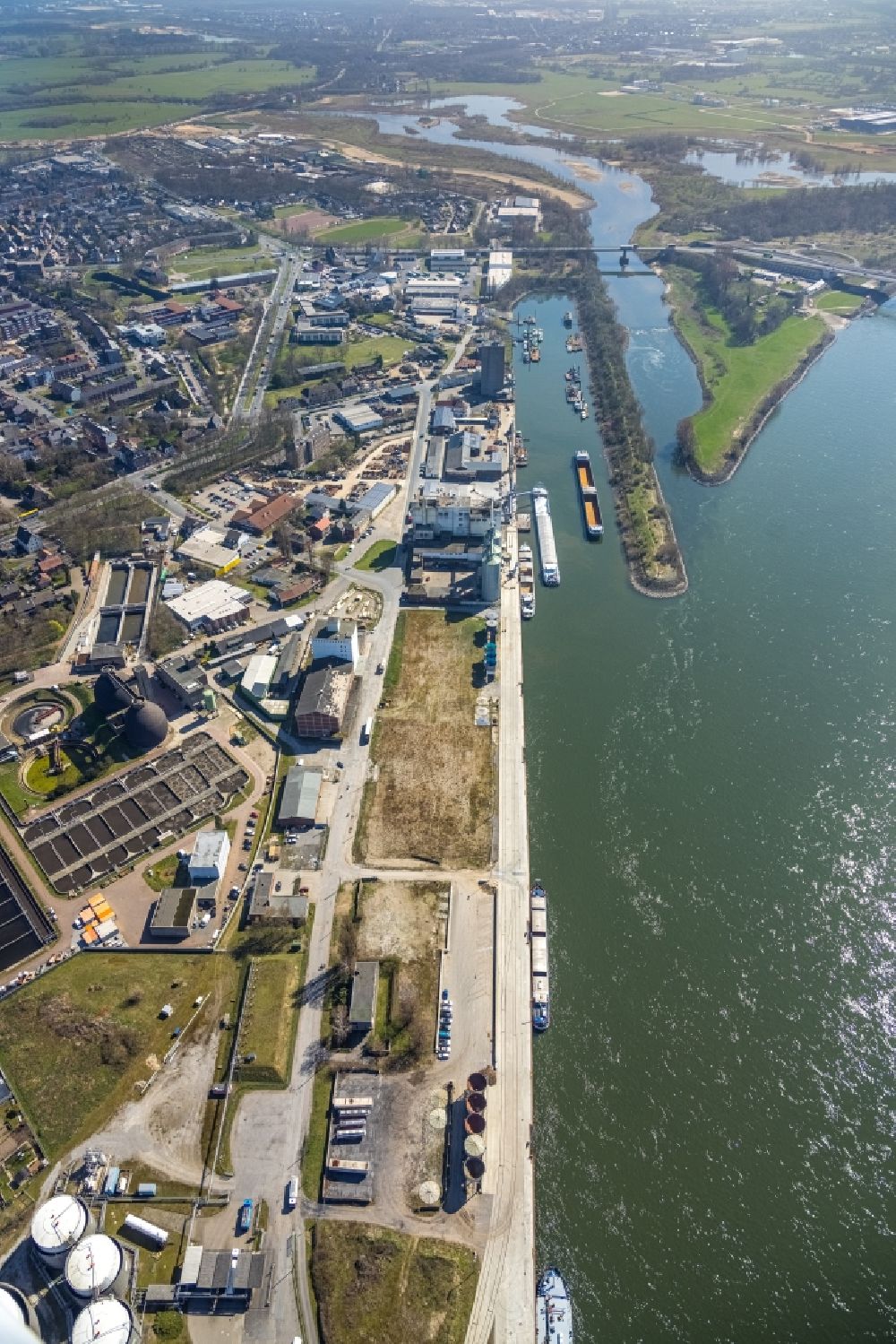 Luftaufnahme Wesel - Uferbereiche entlang der Fluss- Mündung der Lippe in den Rhein in Wesel im Bundesland Nordrhein-Westfalen, Deutschland