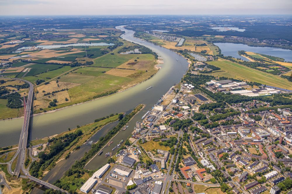 Wesel aus der Vogelperspektive: Uferbereiche entlang der Fluss- Mündung der Lippe in den Rhein in Wesel im Bundesland Nordrhein-Westfalen, Deutschland